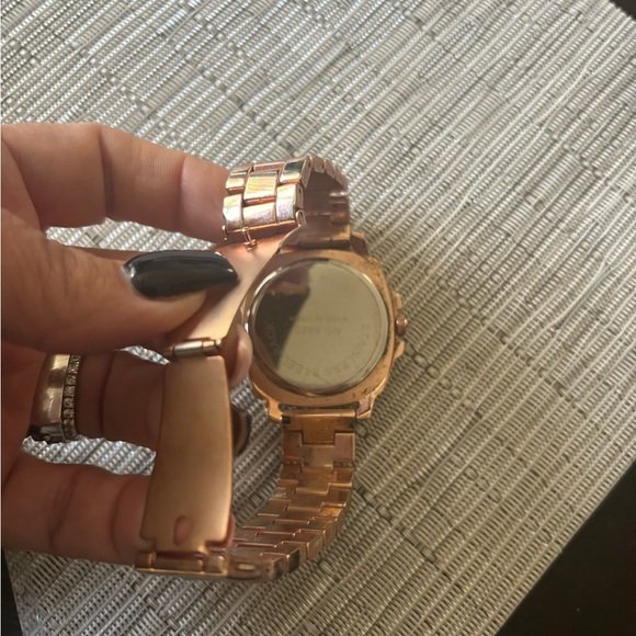 Woman’s beautiful rose gold BEBE watch only wore a few times - Picture 2 of 7